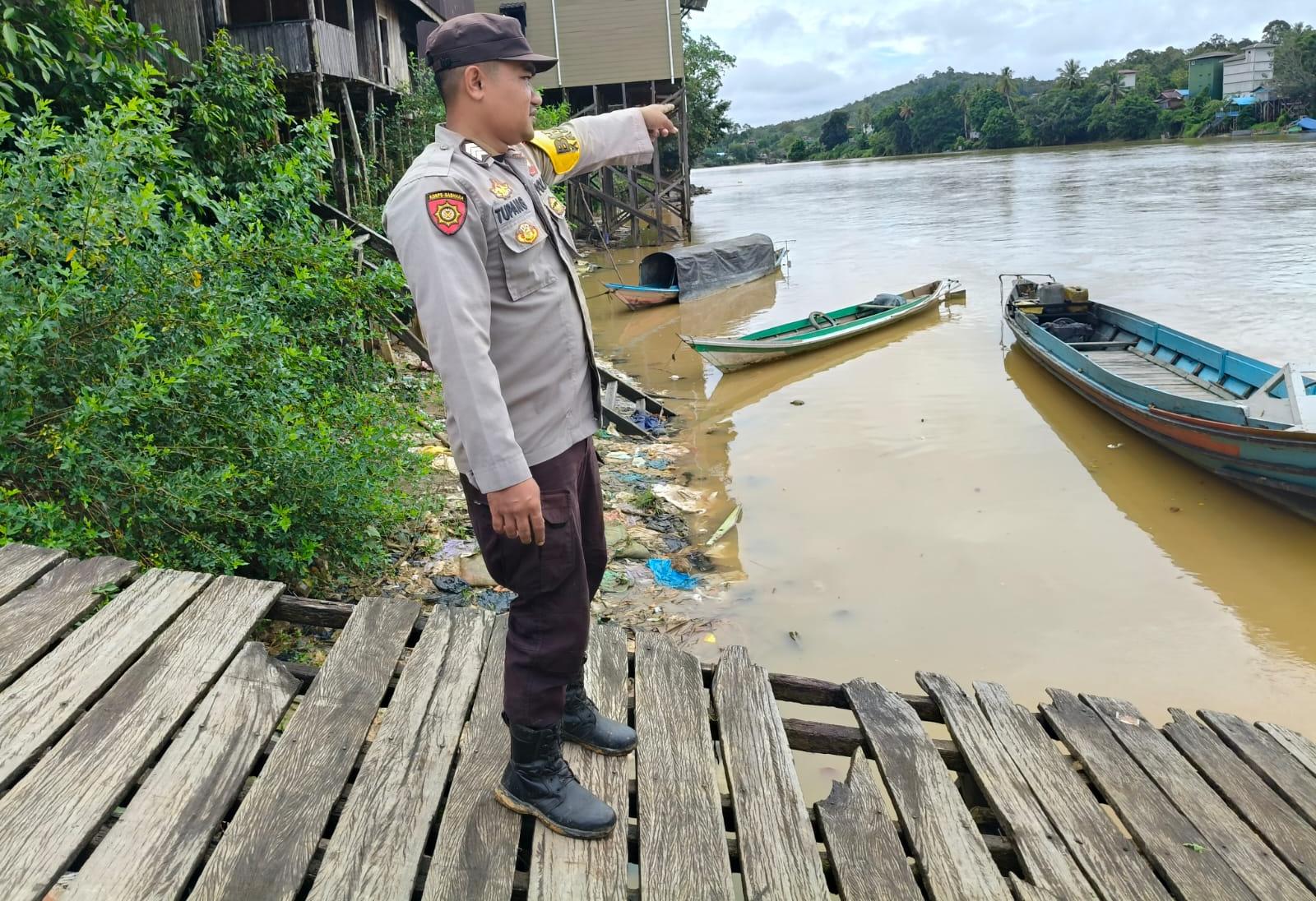 ‎Antisipasi Bencana Banjir, Personil Polsek Marikit Pantau Debit Air DAS Katingan.
