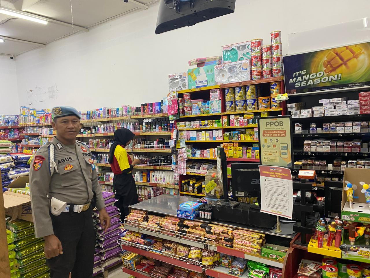 Piket Polsek Sambangi dan Silaturahmi Ke Pedagang