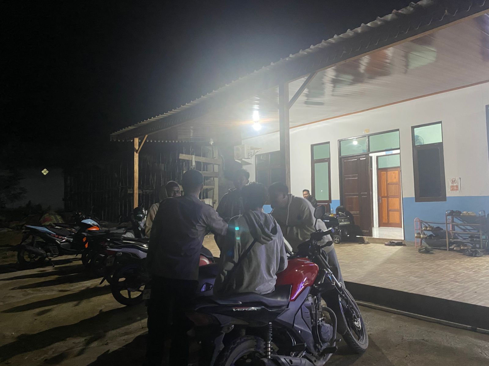 Piket Polsek Bulik melaksanakan sambang dan Silaturahmi kemasyarakat
