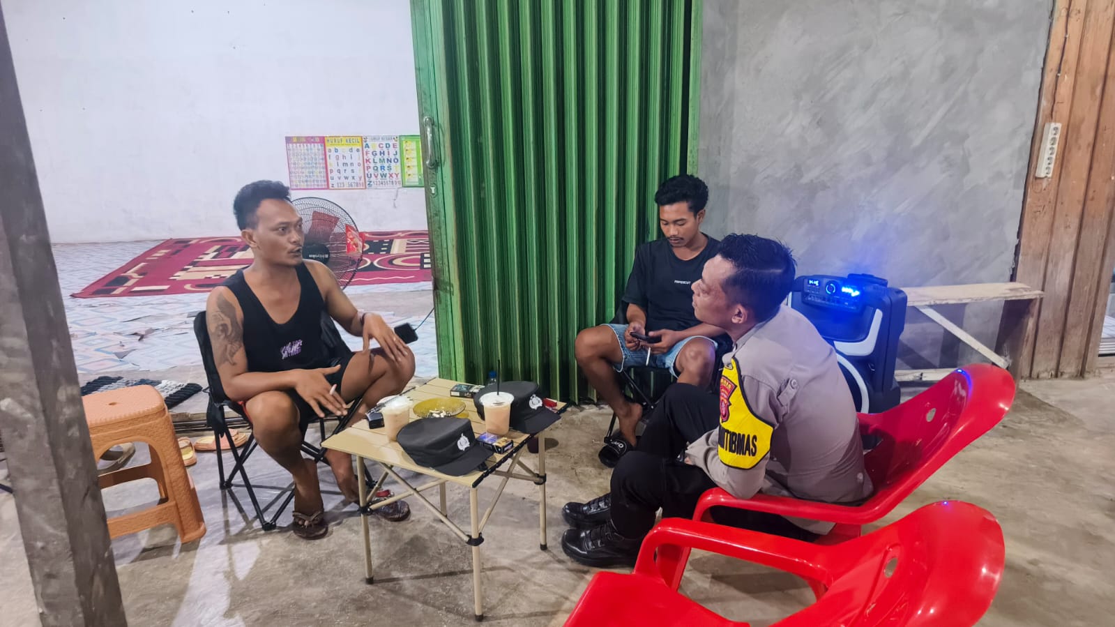 Piket Polsek Delang melaksanakan Silaturahmi ke warga masyarakat