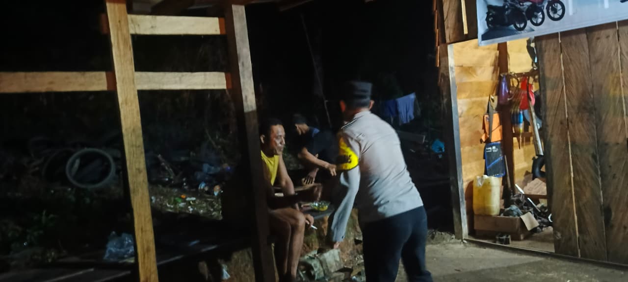Sambang Bengkel Warga, Personel Piket Polsek Lamandau Ingatkan Pentingnya Kamtibmas