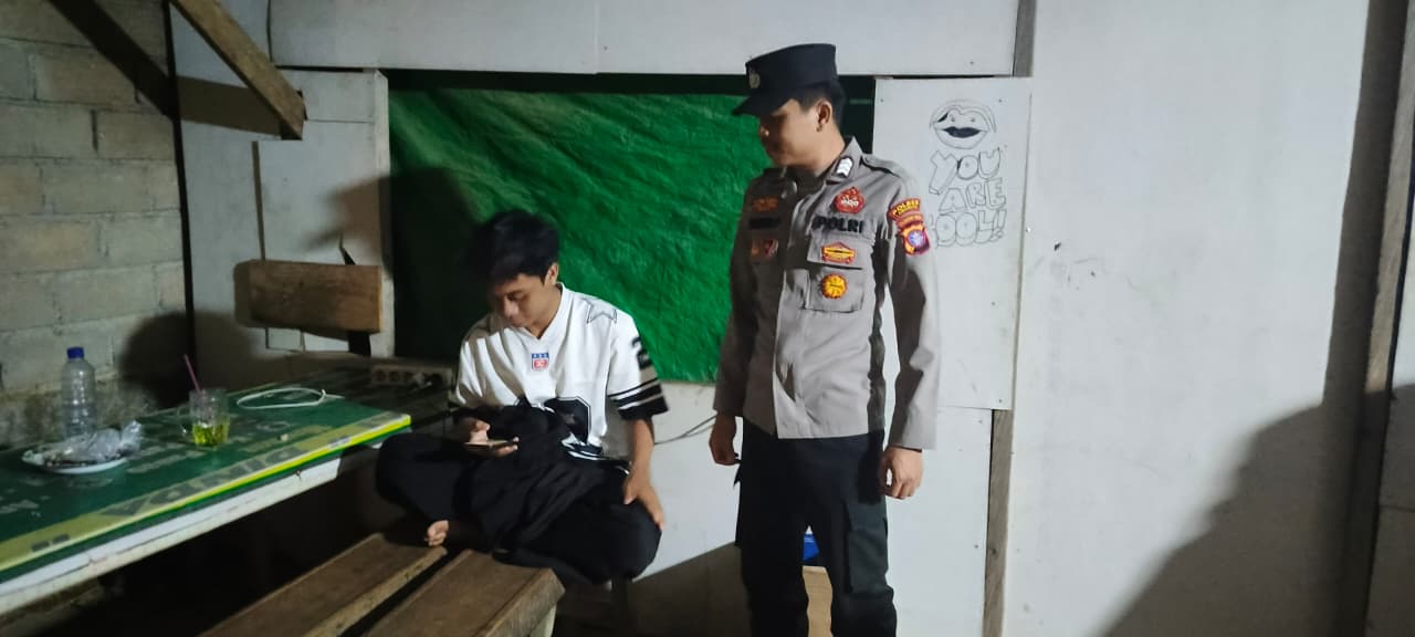 Personel Polsek Lamandau Sambangi Remaja secara Humanis dan Preventif, Saat Patroli Rutin Remaja sedang Nongkrong