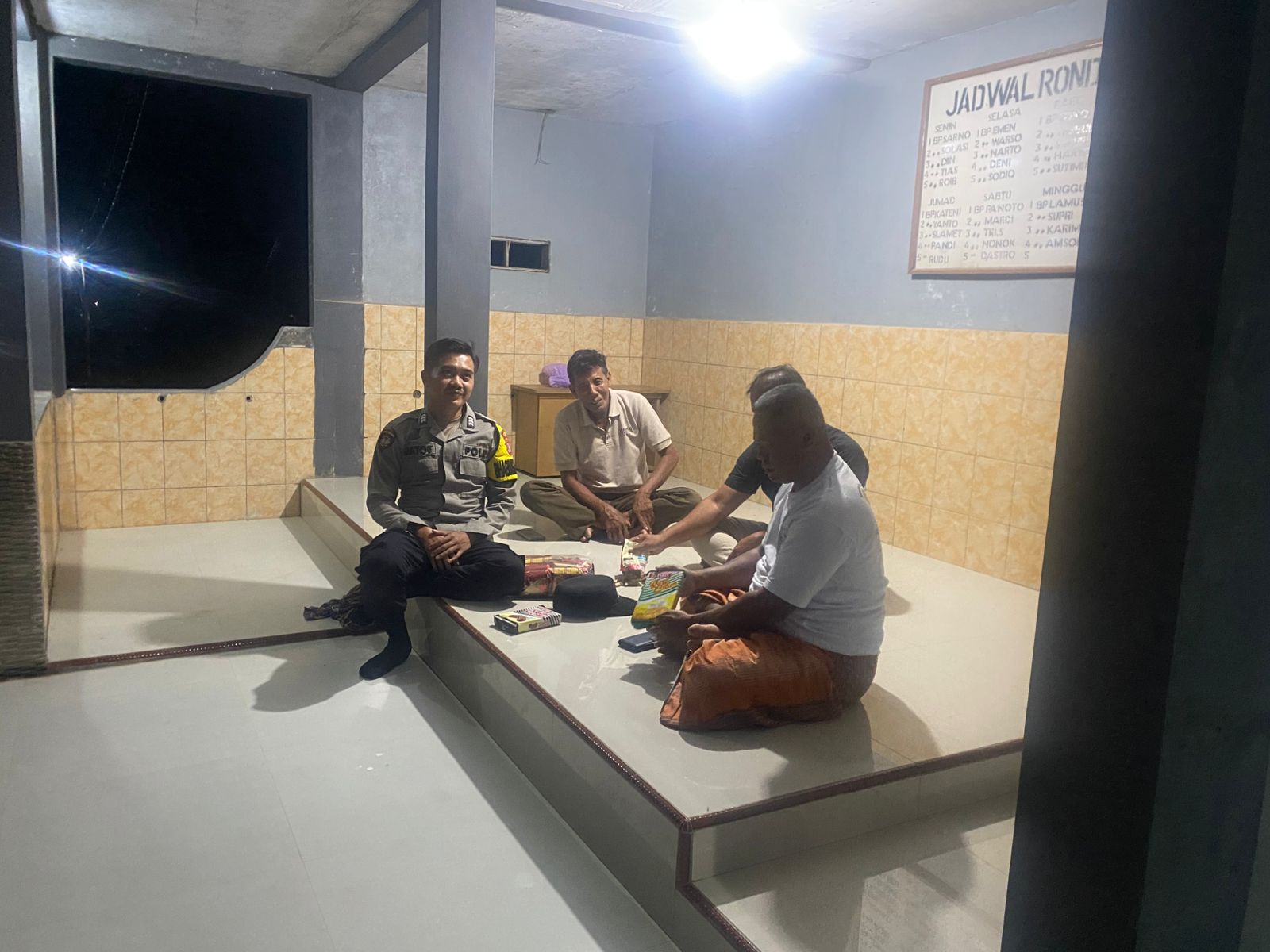 BHABINKAMTIBMAS POLSEK SEMATU JAYA LAKSANAKAN PATROLI MALAM DAN SAMBANG KAMTIBMAS DI DESA TRI TUNGGAL