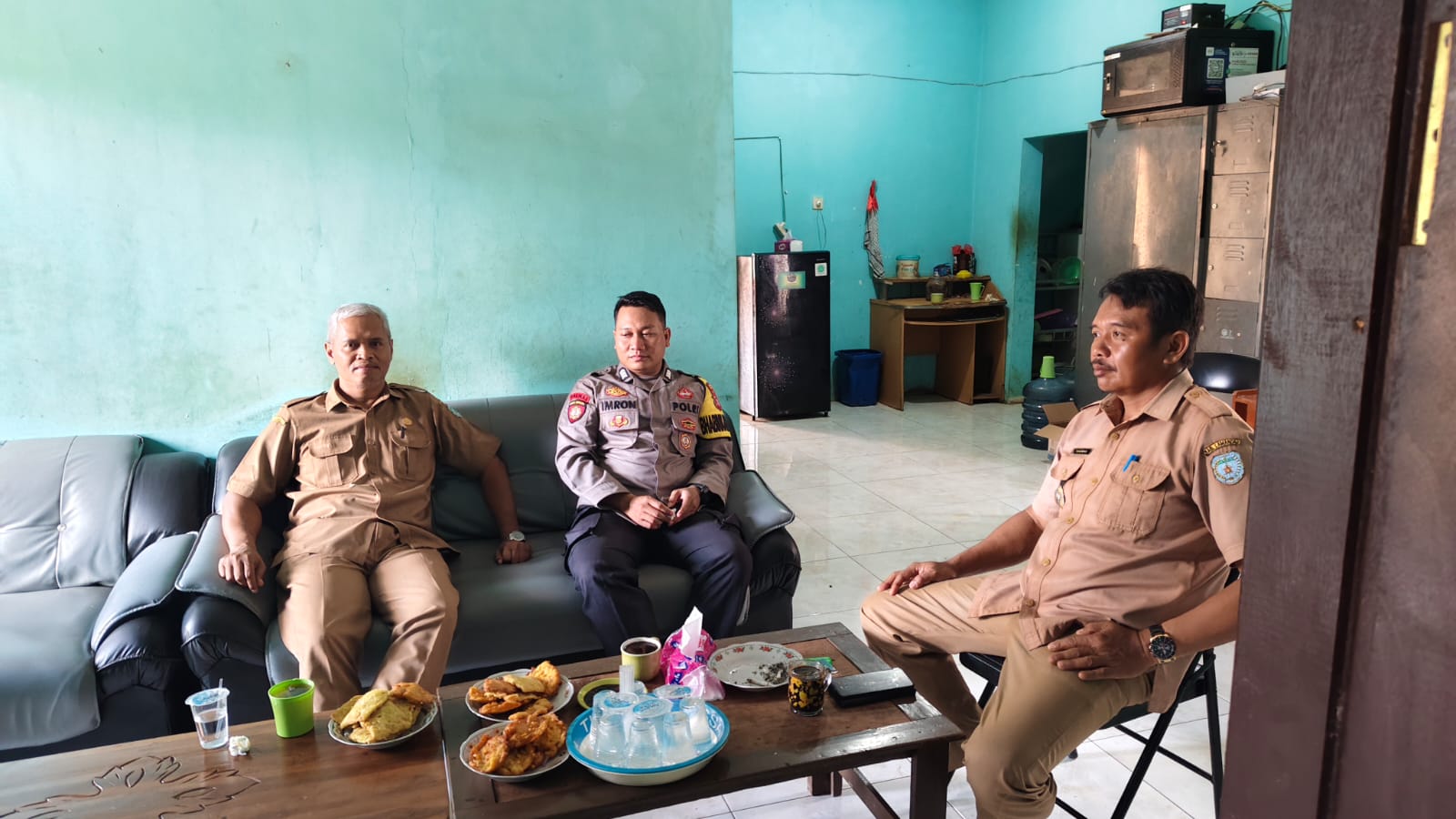 BHABINKAMTIBMAS POLSEK SEMATU JAYA LAKSANAKAN SAMBANG DAN SILATURAHMI KAMTIBMAS DI DESA MUKTI MANUNGGAL