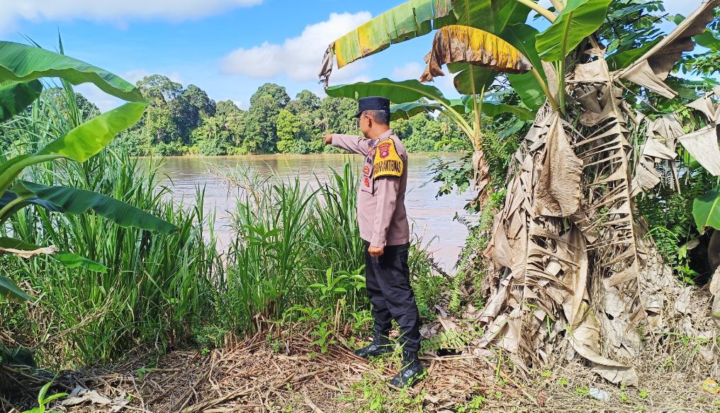 Deteksi Banjir, Polsek Tewang Sangalang Garing dan Pulau Malan Cek Ketinggian Debit Air