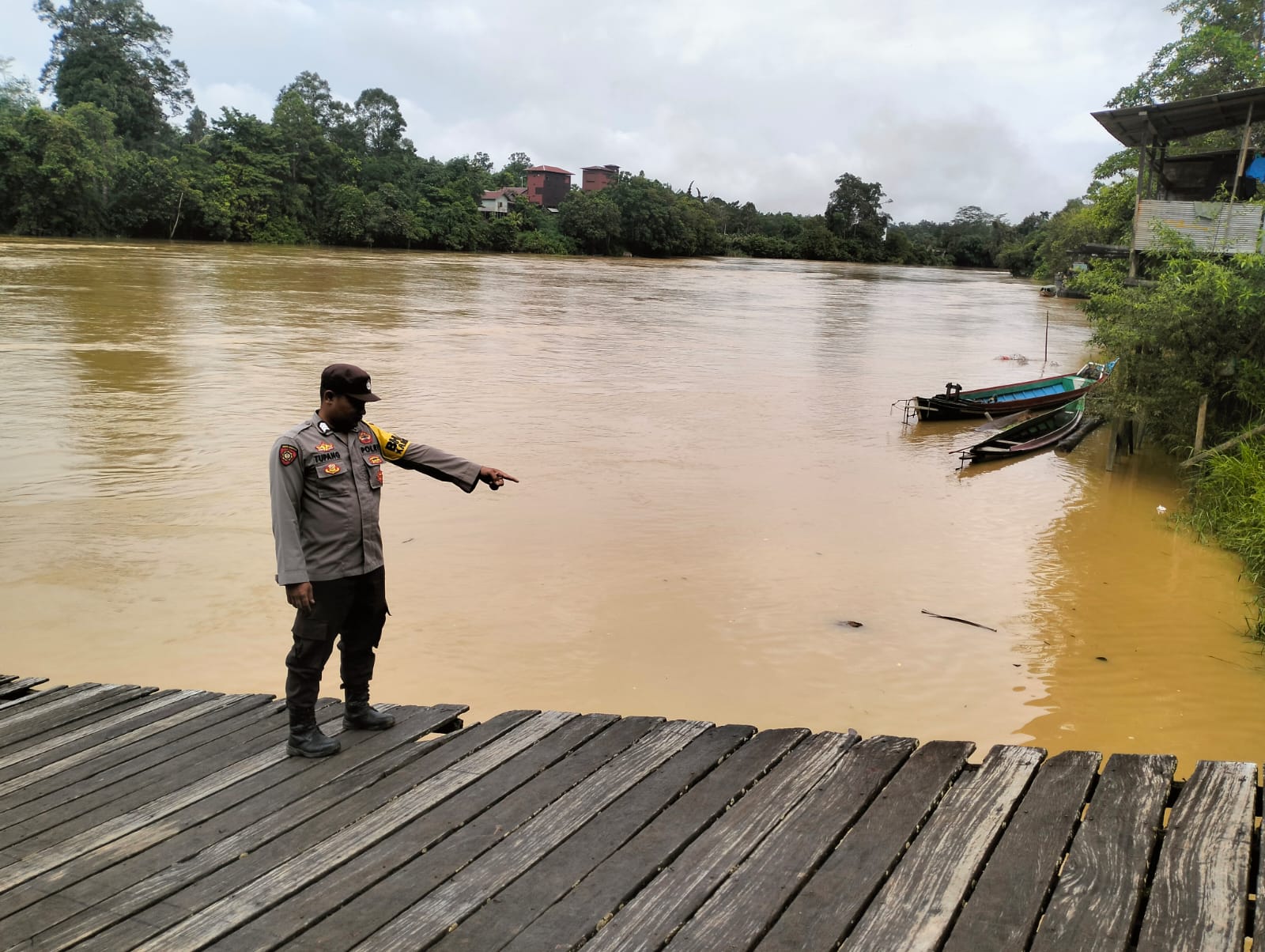 Antisipasi Banjir, Polsek Marikit Lakukan Monitoring Debit Air DAS Katingan