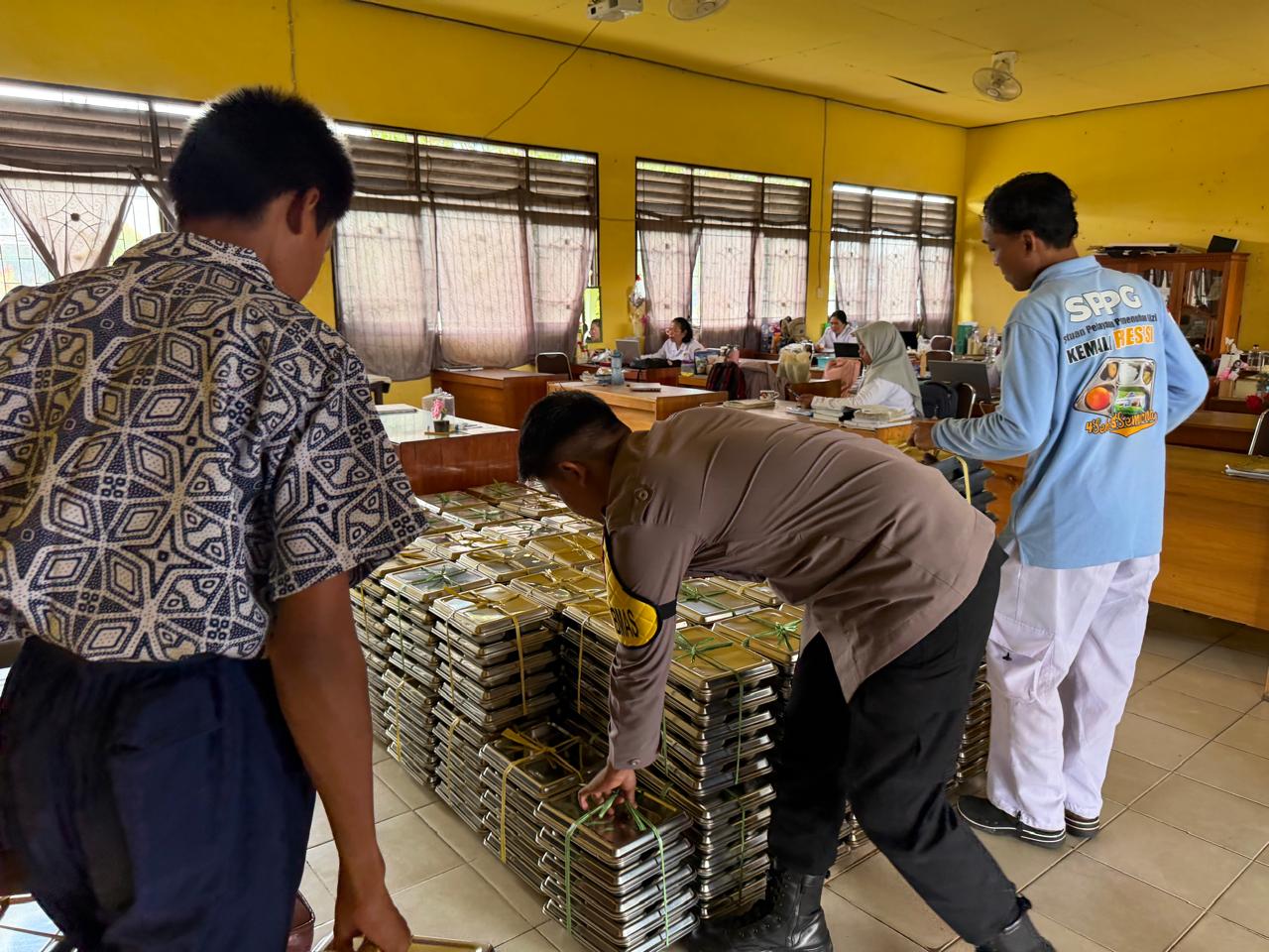 Polres Katingan melaksanakan kegiatan pengawalan pendistribusian makanan bergizi gratis di SPPG Kemala 1 Polres Katingan