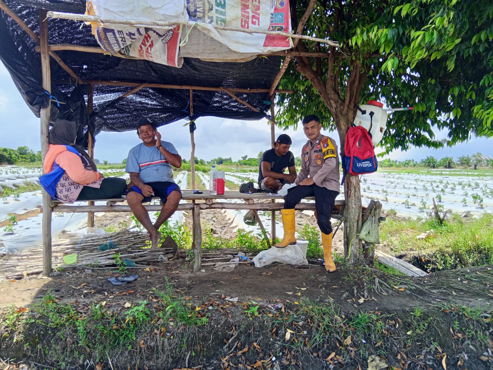 Sampaikan pesan Kamtibmas, Bhabinkamtibmas Polsek Katingan Kuala sambangi Warga.