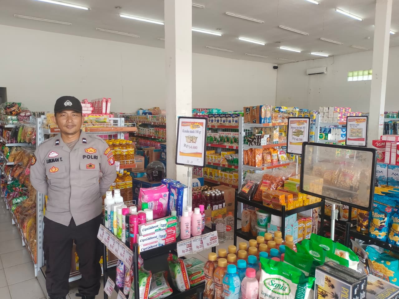 Piket Polsek Patroli kepertokoan diwilkum Polsek Sematu Jaya