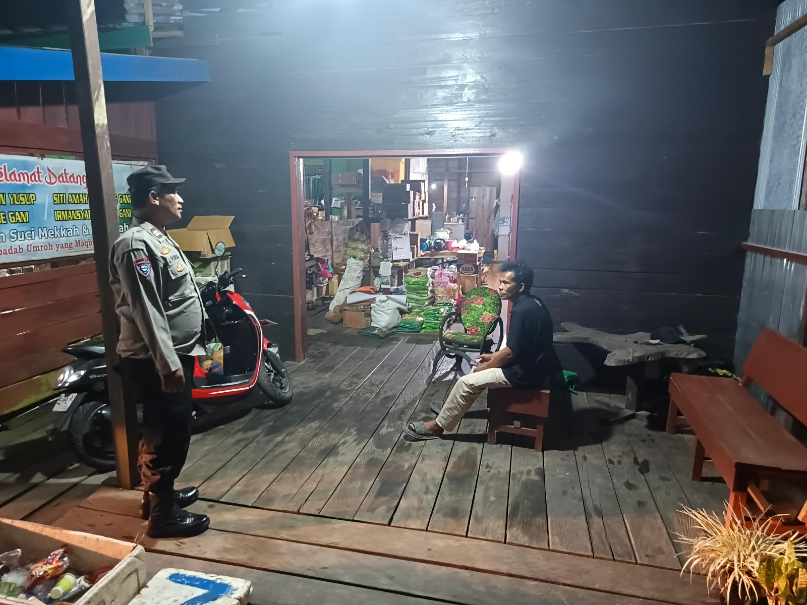 Piket Polsek Delang Sosialisasikan Tentang Layanan Hotline 110 kepada Masyarakat