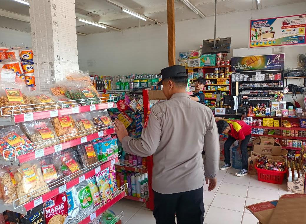 Anggota Polsek Sematu Jaya yang di pimpin langsung, Aipda Erizki melaksanakan patroli dialogis di Megamart Kecamatan Sematu Jaya guna memelihara siskamtibmas di wilayah Hukum Polsek Sematu Jaya.
