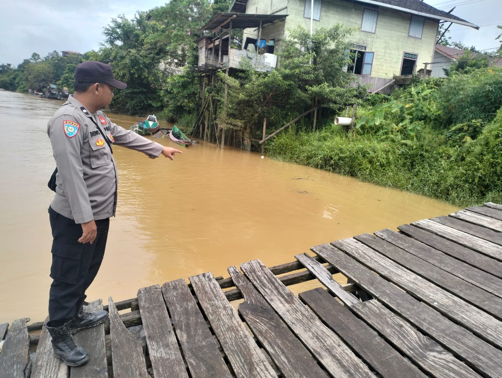 Polsek Marikit Pantau Situasi ketinggian Debit air di Das Katingan untuk antisipasi bencana Banjir.