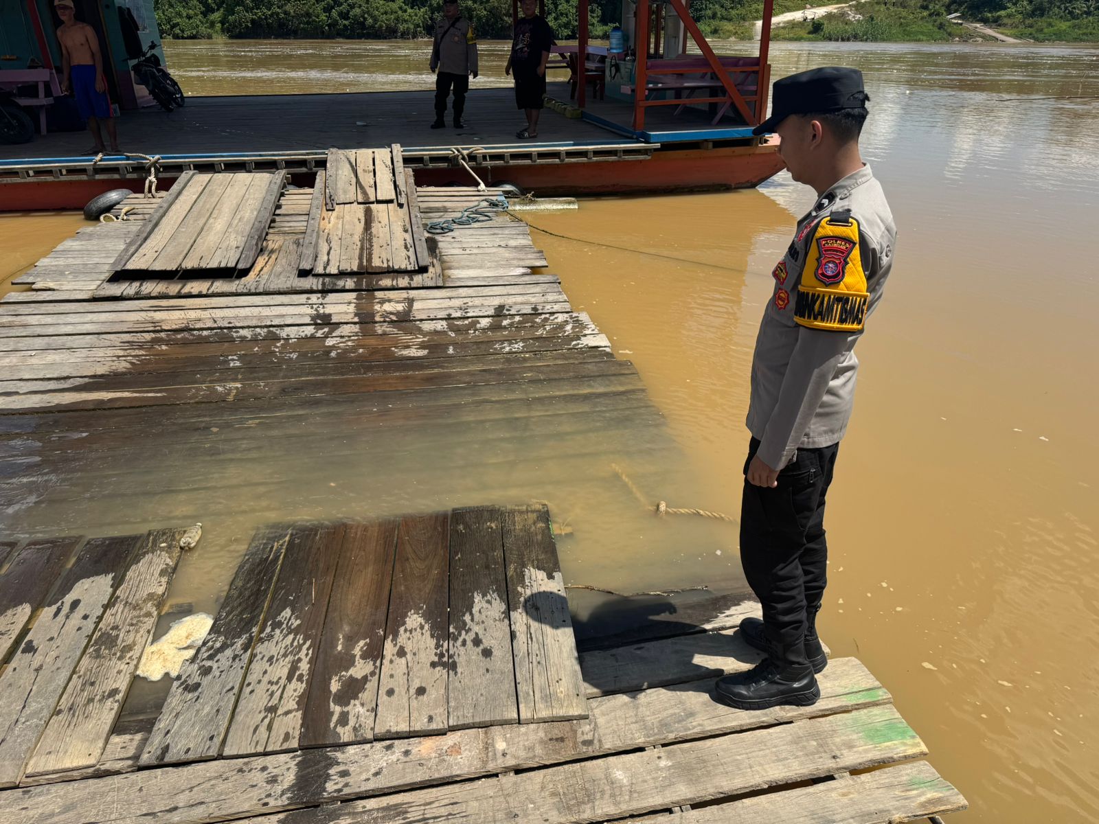 Deteksi Banjir, Polsek Tewang Sangalang Garing dan Pulau Malan Cek Ketinggian Debit Air