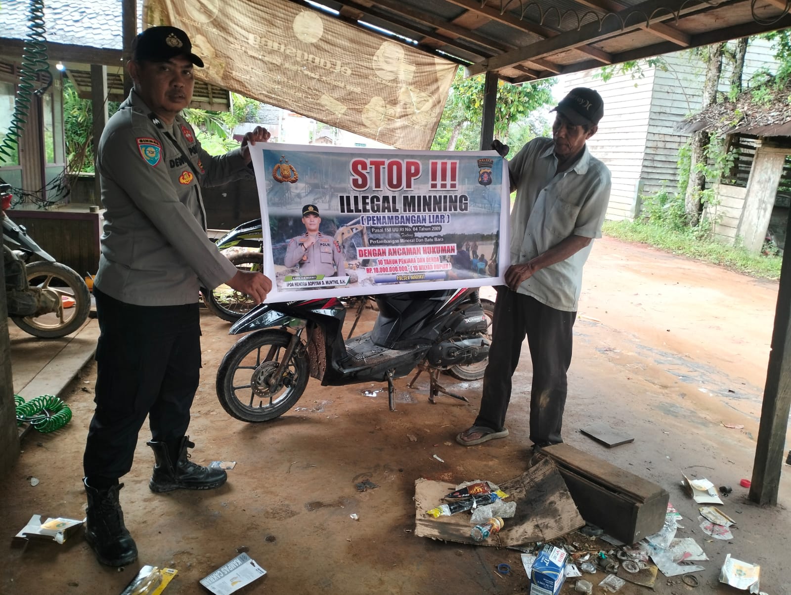 Personel melaksanakan sosialisasi Ilegal Mining, Polsek Marikit melakukan Sambang Warga masyarakat.