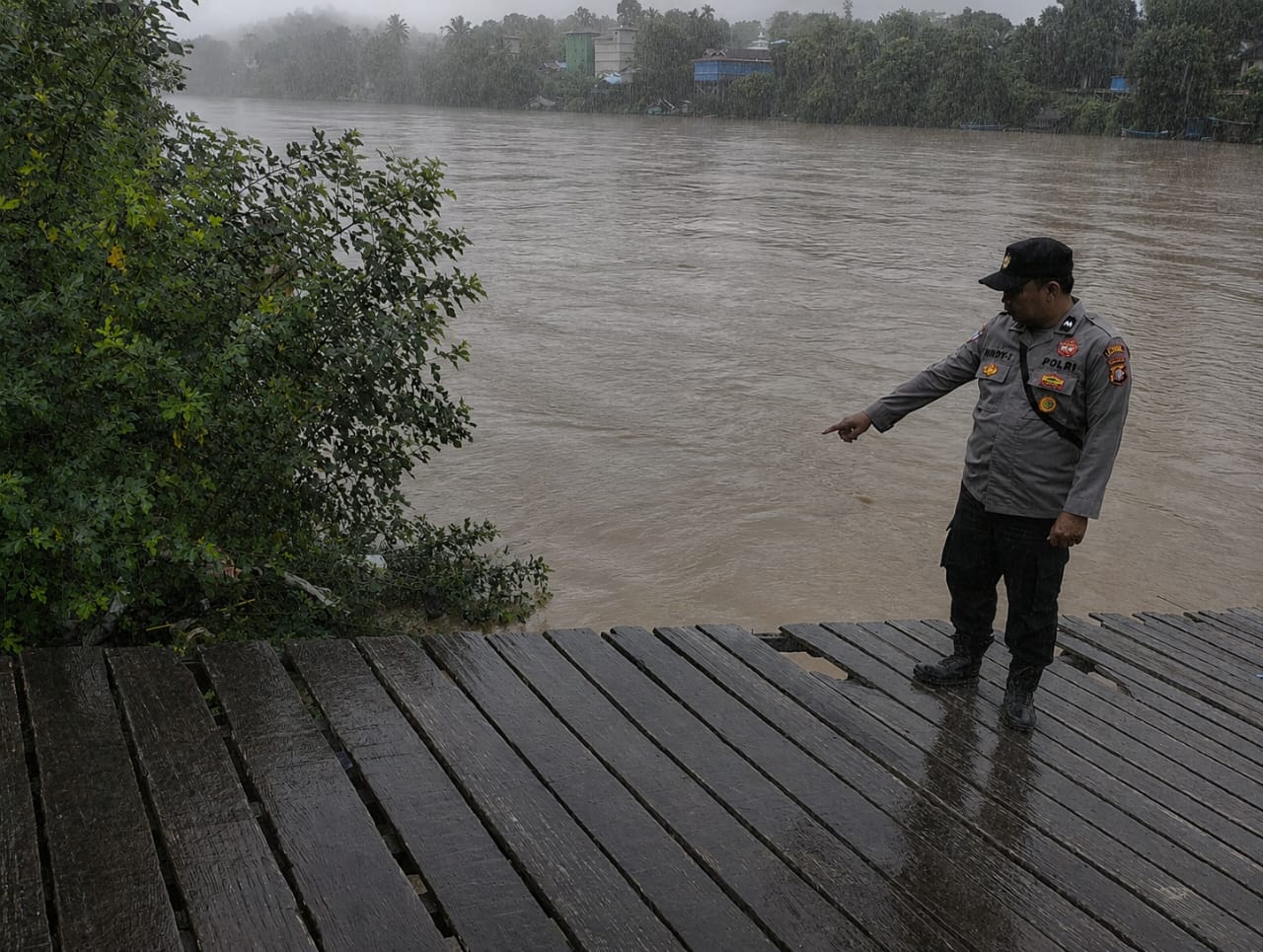 Polsek Marikit Pantau Situasi ketinggian Debit air di Das Katingan untuk antisipasi bencana Banjir.