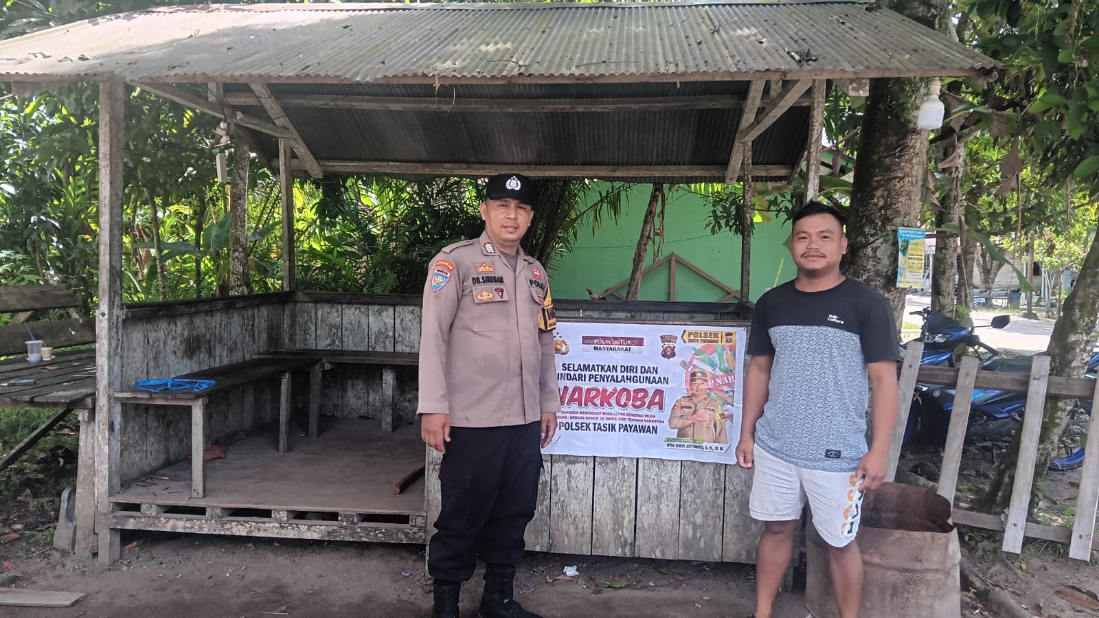 Pasang Spanduk bahaya Narkoba, Babhinkamtibmas imbau warga jauhi Narkoba.