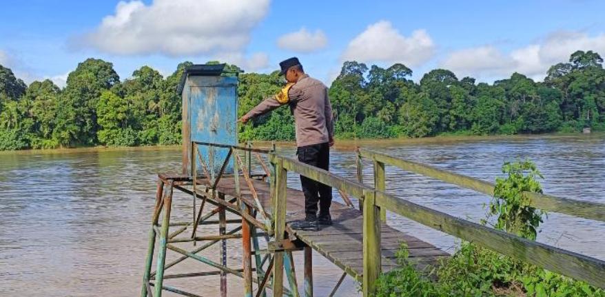 Deteksi Banjir, Polsek Tewang Sangalang Garing dan Pulau Malan Cek Ketinggian Debit Air