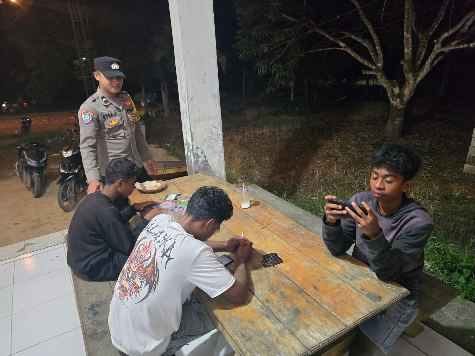 Personel Polsek Lamandau Sambangi Remaja secara Humanis dan Preventif, Saat Patroli Rutin Remaja sedang Nongkrong