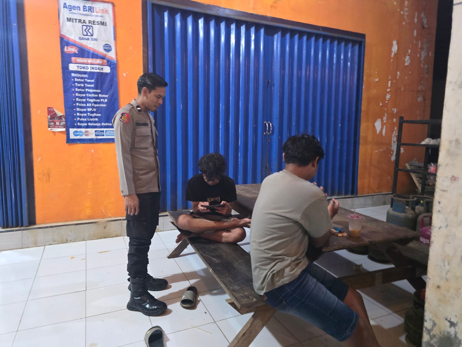 Personil Polsek Sambangi Warga yang Sedang Berkumpul untuk Jaga Kamtibmas