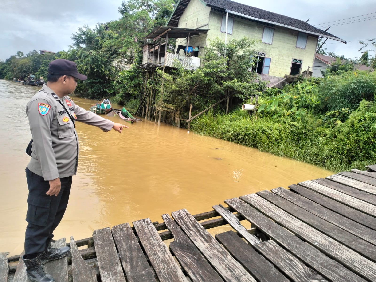 Polsek Marikit Pantau Situasi ketinggian Debit air di Das Katingan untuk antisipasi bencana Banjir.