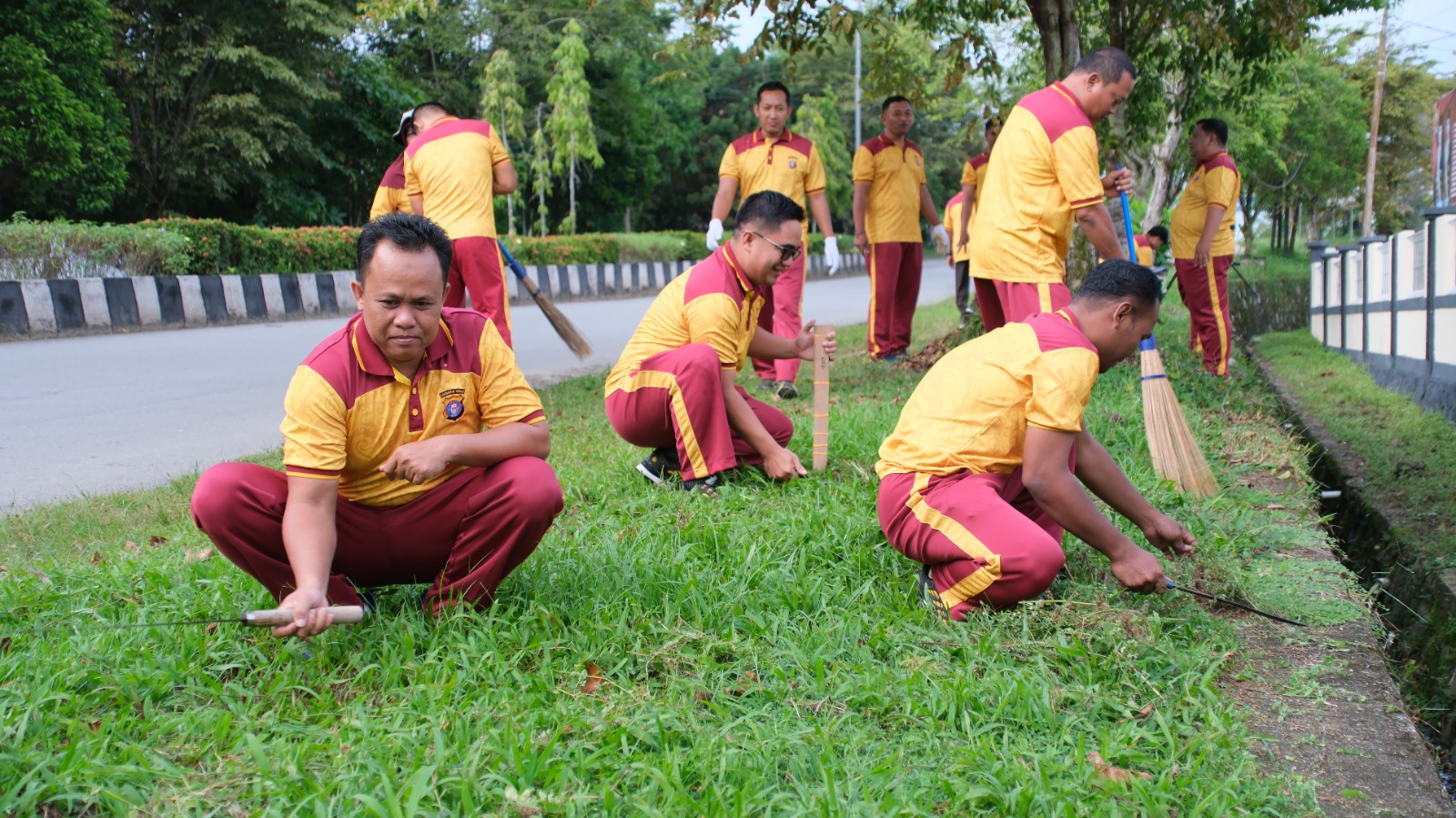 Ciptakan Lingkungan Asri, Personel Polres Lamandau Laksanakan Jumat Bersih