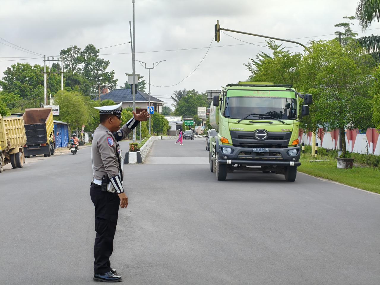 SATLANTAS POLRES LAMANDAU LAKSANAKAN PENGATURAN LALU LINTAS GUNA WUJUDKAN KAMSELTIBCAR LANTAS
