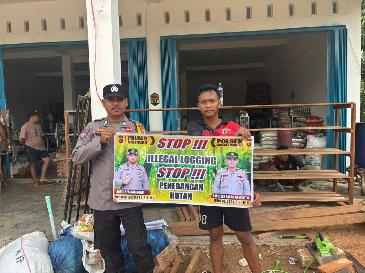 Bhabinkamtibmas laksanakan Sosialisasikan tentang larangan dan sangsi Pidana bagi pelaku Ileggal Logging kepada masyarakat di  Desa Binaan.