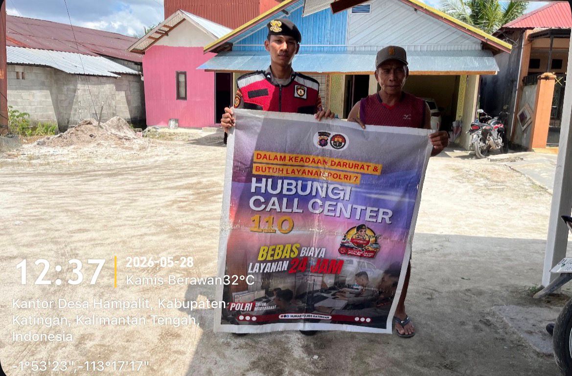 Personel Samapta Polres Katingan Sosialisasikan Call Center 110 Polri kepada Masyarakat Desa Hampalit olehPersonel Samapta Polres Katingan.
