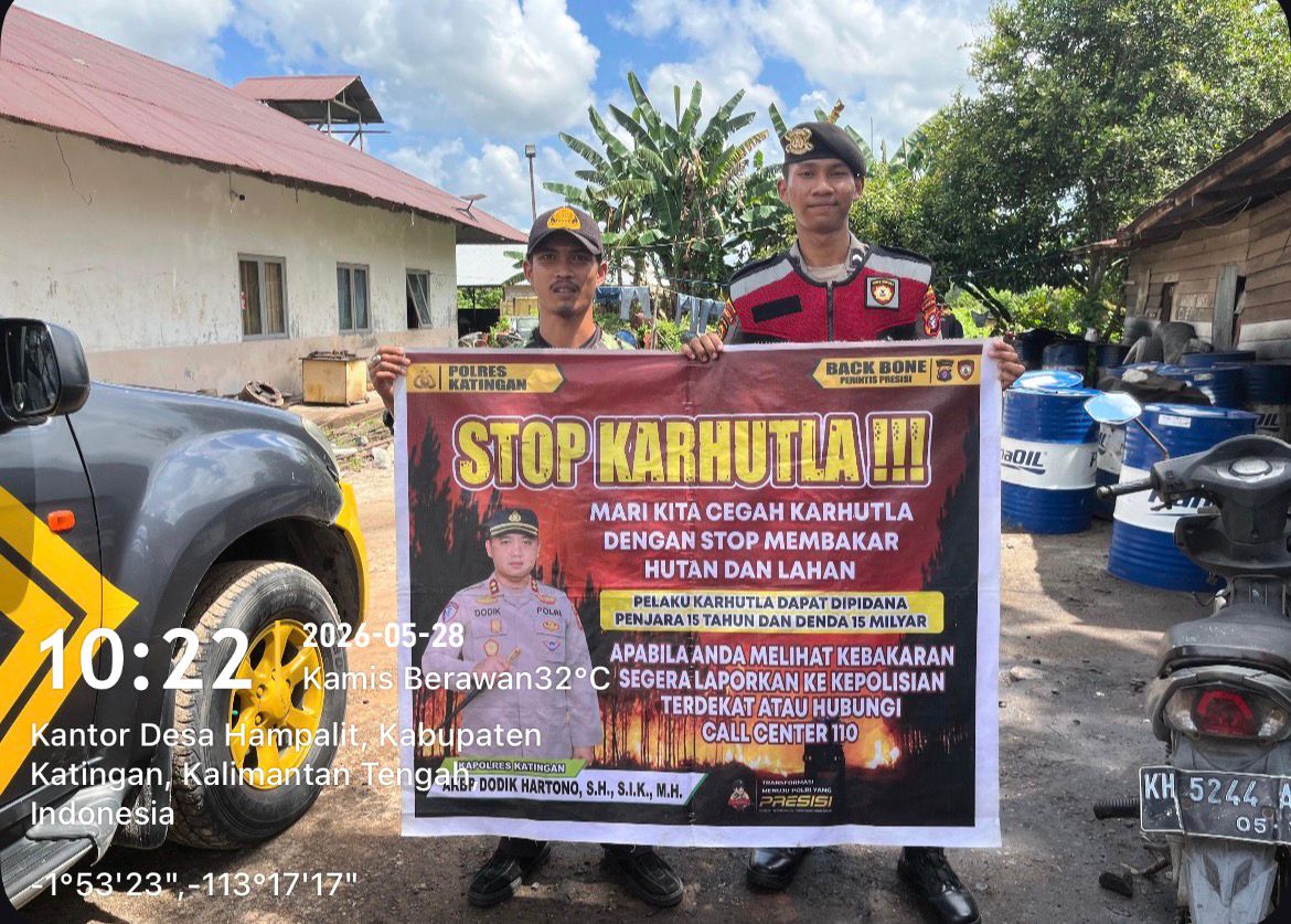 Personel Samapta Polres Katingan Sosialisasikan Pencegahan Karhutla kepada Masyarakat Desa Hampalit.