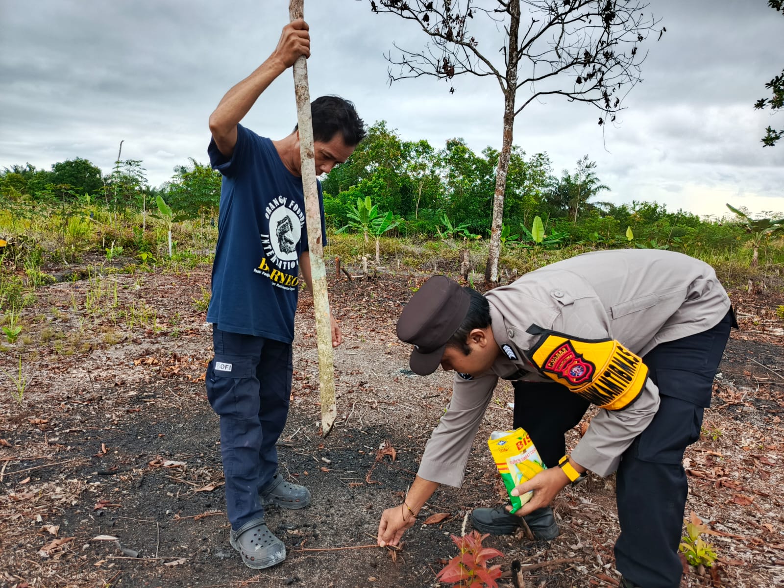 Bhabinkamtibmas Polsek Lamandau dukung program ketahanan pangan melalui penanaman jagung