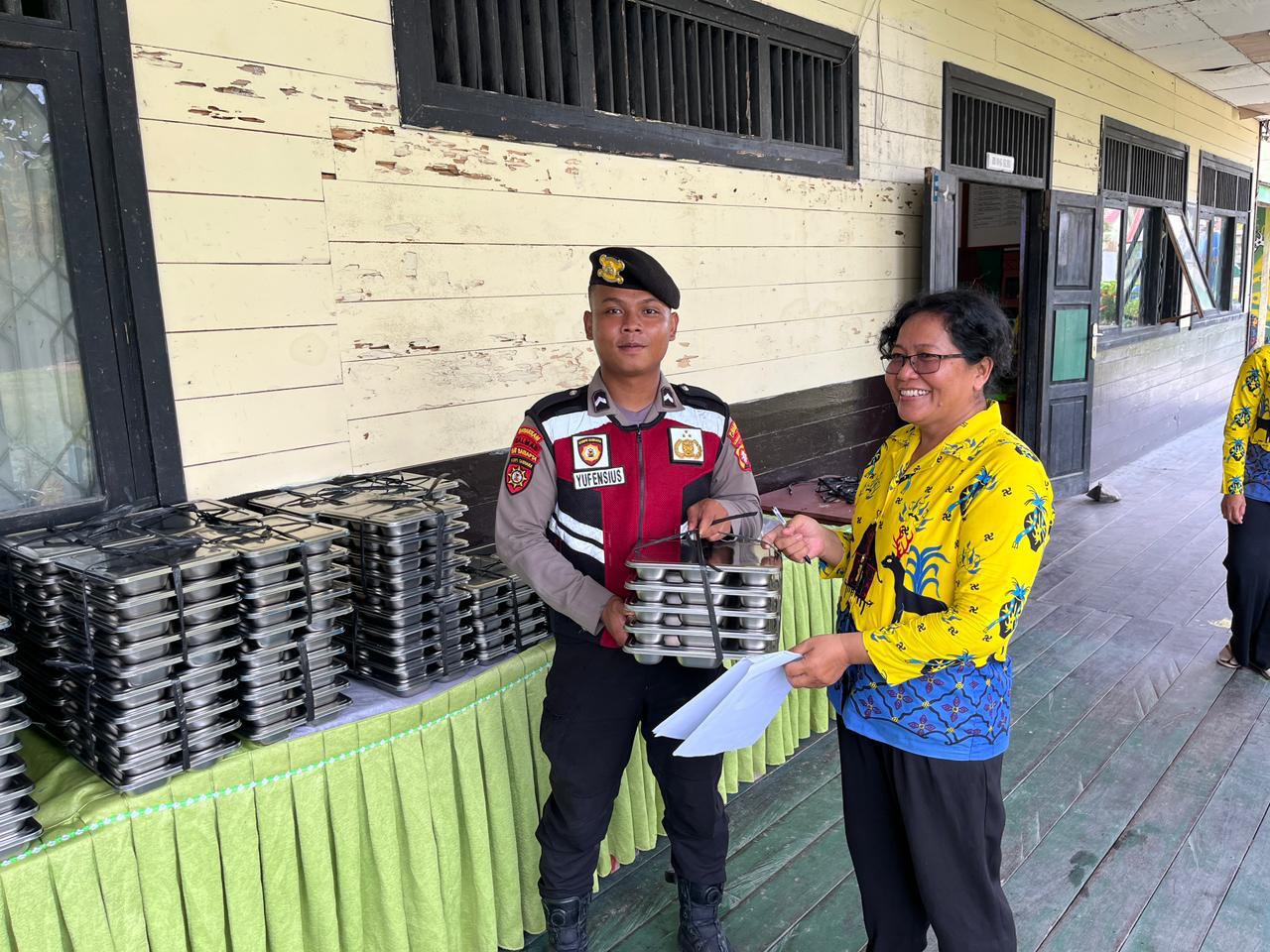Personel Satsamapta Polres Lamandau turut amankan dan monitor penyaluran MBG di sekolah