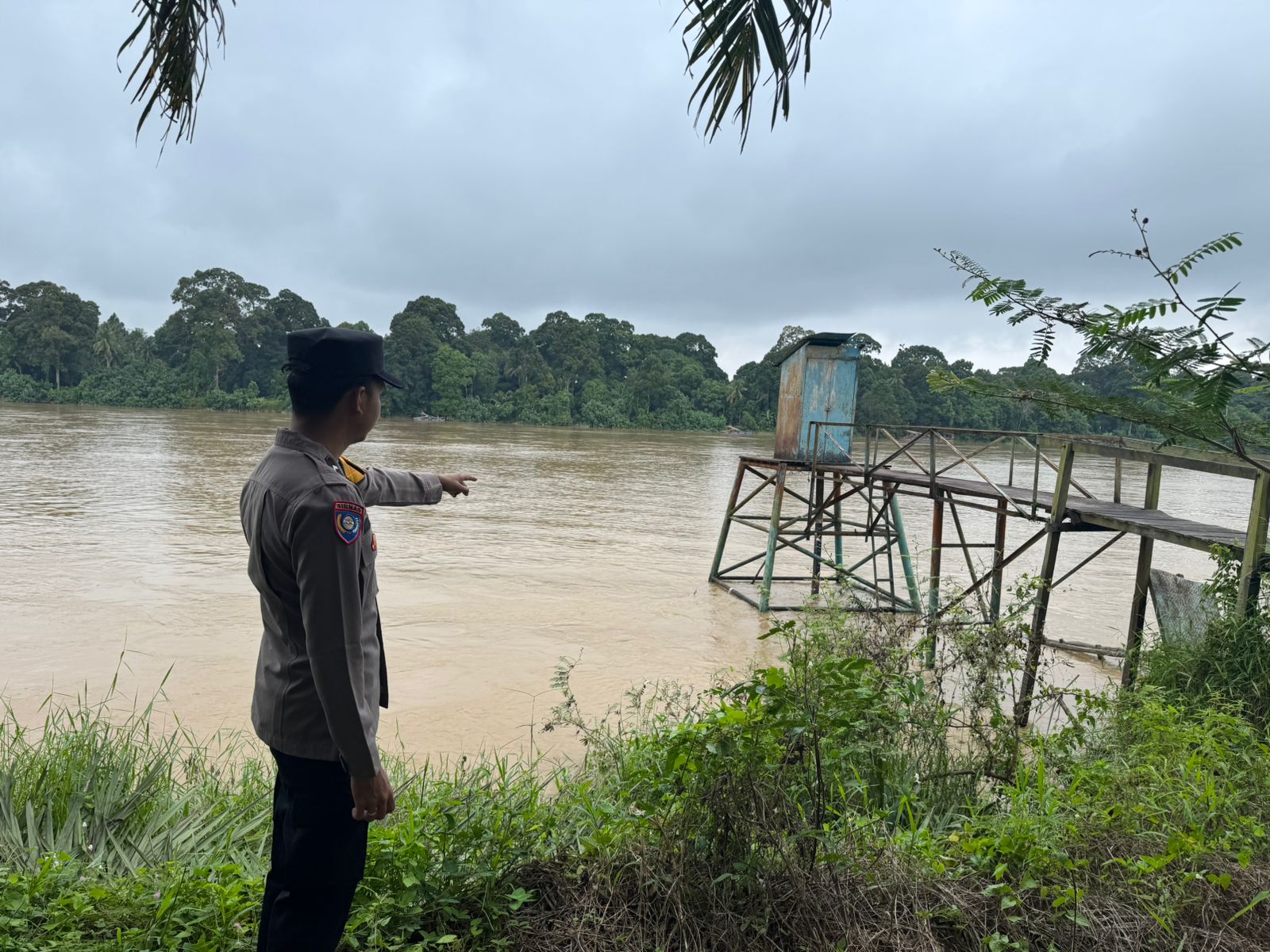 Deteksi Banjir, Polsek Tewang Sangalang Garing dan Pulau Malan Cek Ketinggian Debit Air
