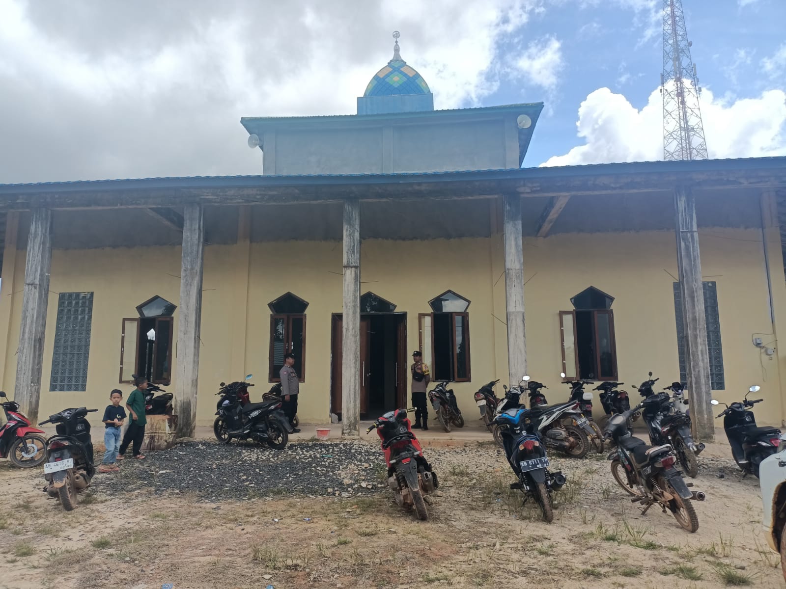 Jaga Kekhusyukan Ibadah, Polsek Marikit Perkuat Pengamanan Salat Jumat