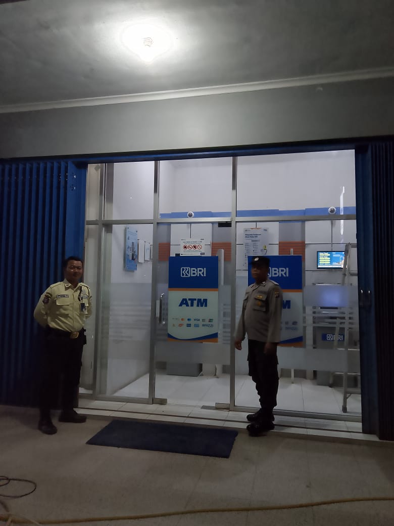 Polsek Bulik sambangi bank dan ATM pada malam hari, hadir berikan rasa aman kepada masyarakat