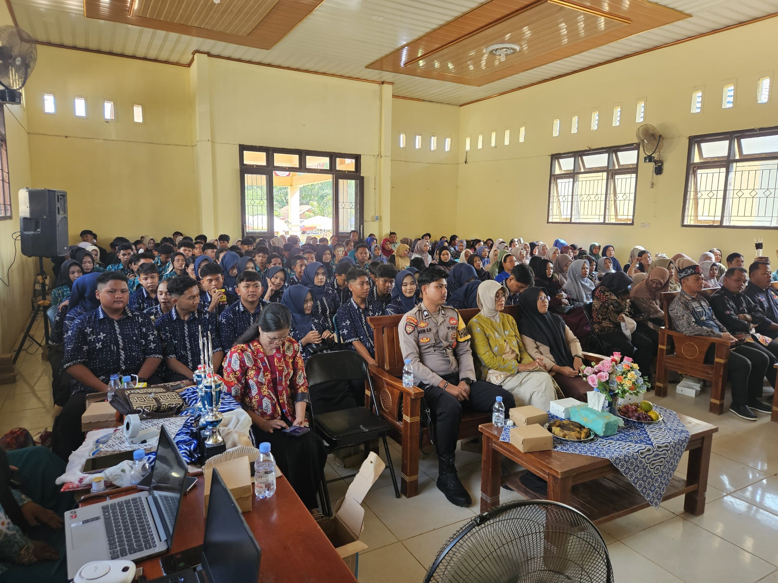BHABINKAMTIBMAS POLSUBSEKTOR MENTHOBI RAYA HADIRI PELEPASAN SISWA-SISWI SMPN 2 MENTHOBI RAYA