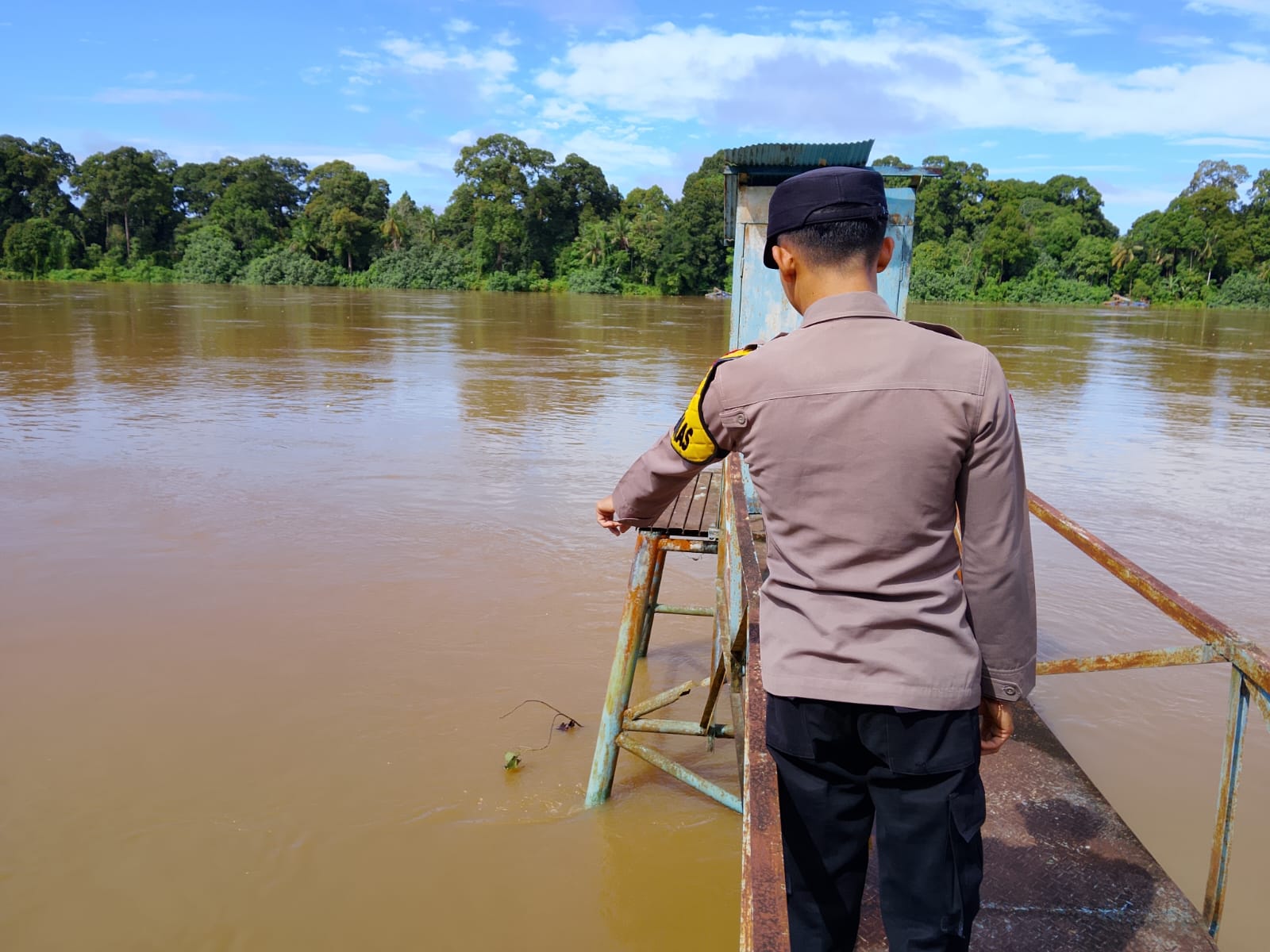 Deteksi Banjir, Polsek Tewang Sangalang Garing dan Pulau Malan Cek Ketinggian Debit Air