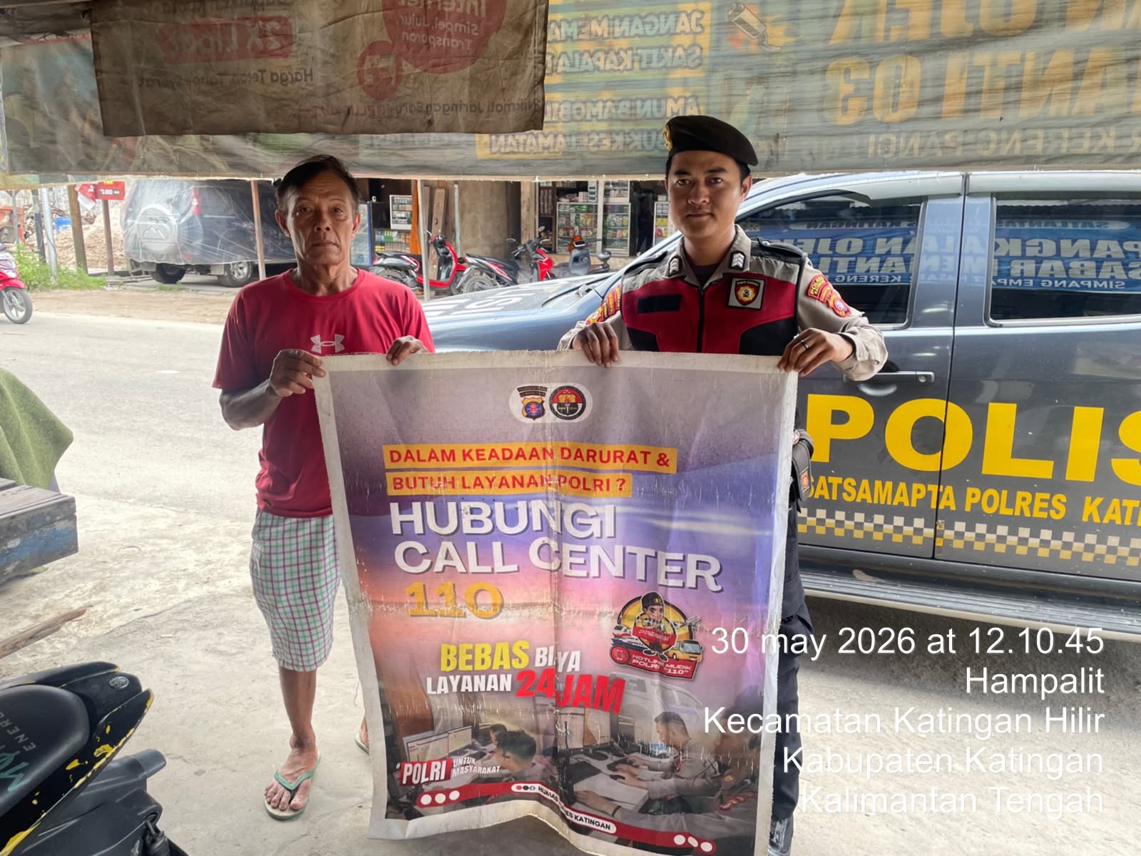 Personel Samapta Polres Katingan Sosialisasikan Call Center 110 Polri kepada Masyarakat Desa Hampalit olehPersonel Samapta Polres Katingan.