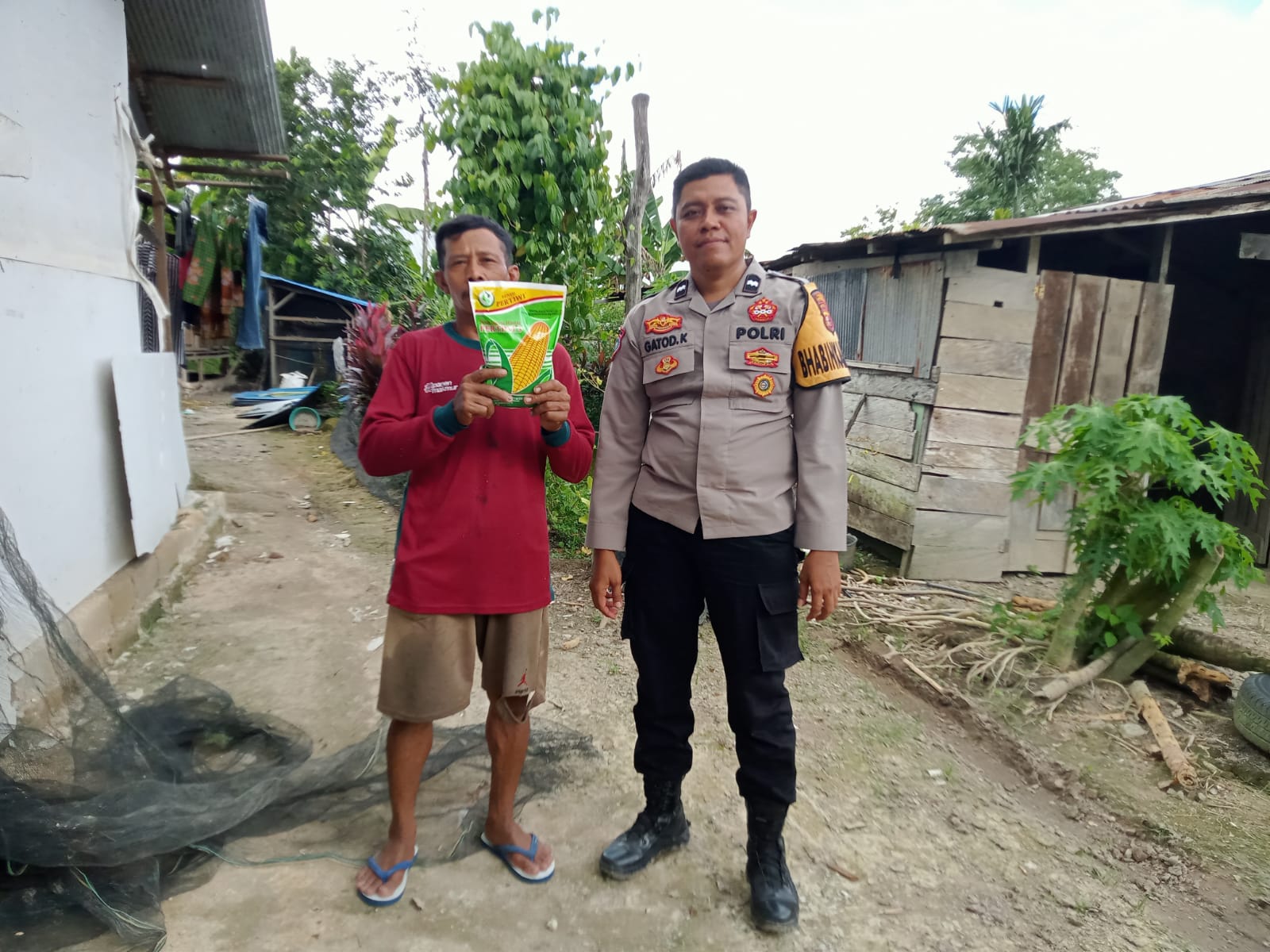 Bhabinkamtibmas Desa Kujan salurkan bibit jagung, dukung program ketahanan pangan nasional