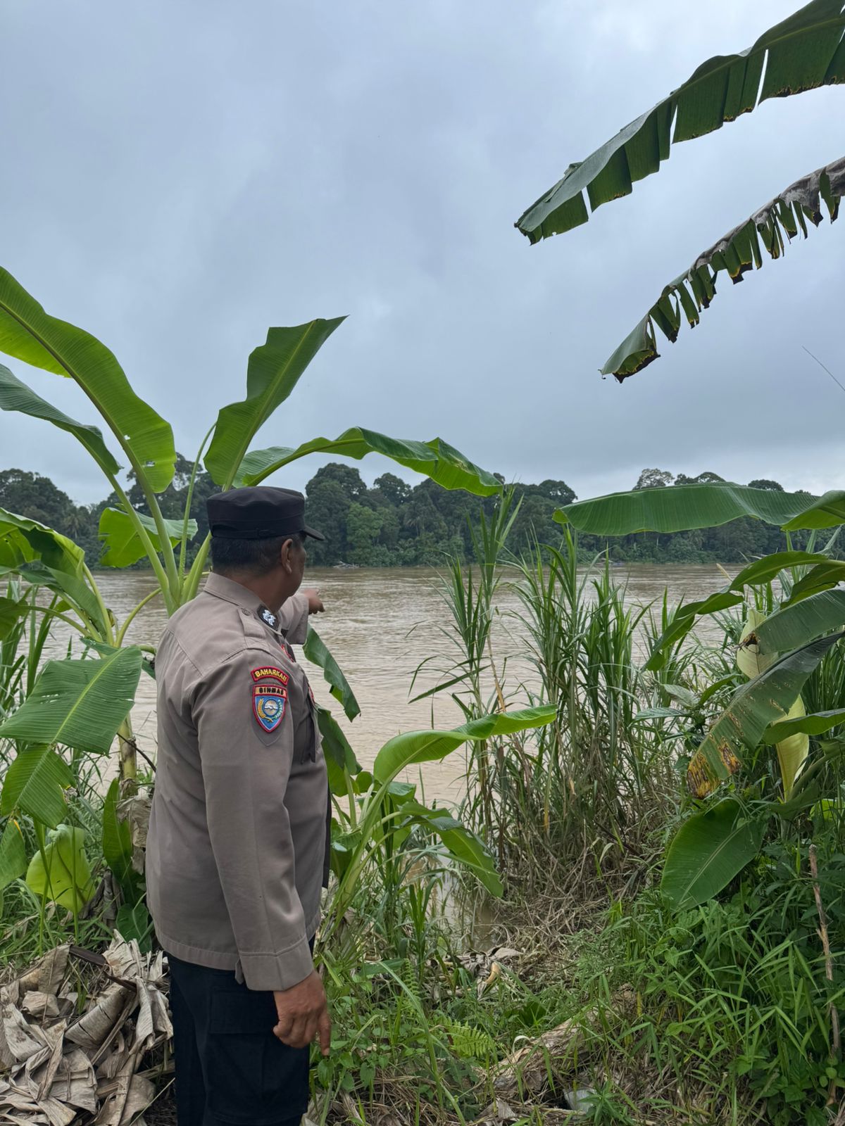 Deteksi Banjir, Polsek Tewang Sangalang Garing dan Pulau Malan Cek Ketinggian Debit Air