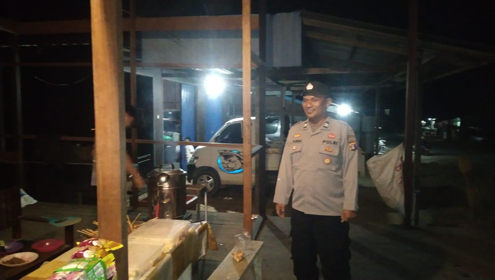 Sambangi Tempat Nongkrong Anak Muda, Polsek Delang Sampaikan Pesan Kamtibmas