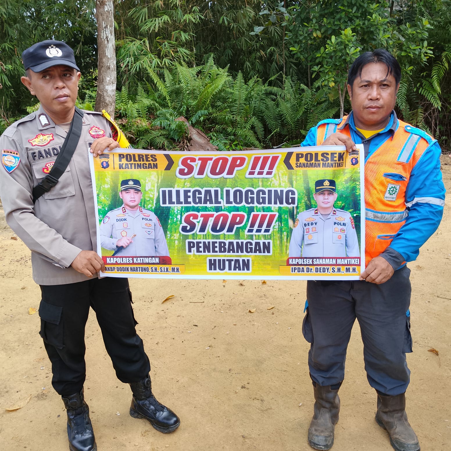 Bhabinkamtibmas laksanakan Sosialisasi kan tentang larangan dan sangsi Pidana bagi pelaku Ileggal Logging kepada masyarakat di Desa Binaan.
