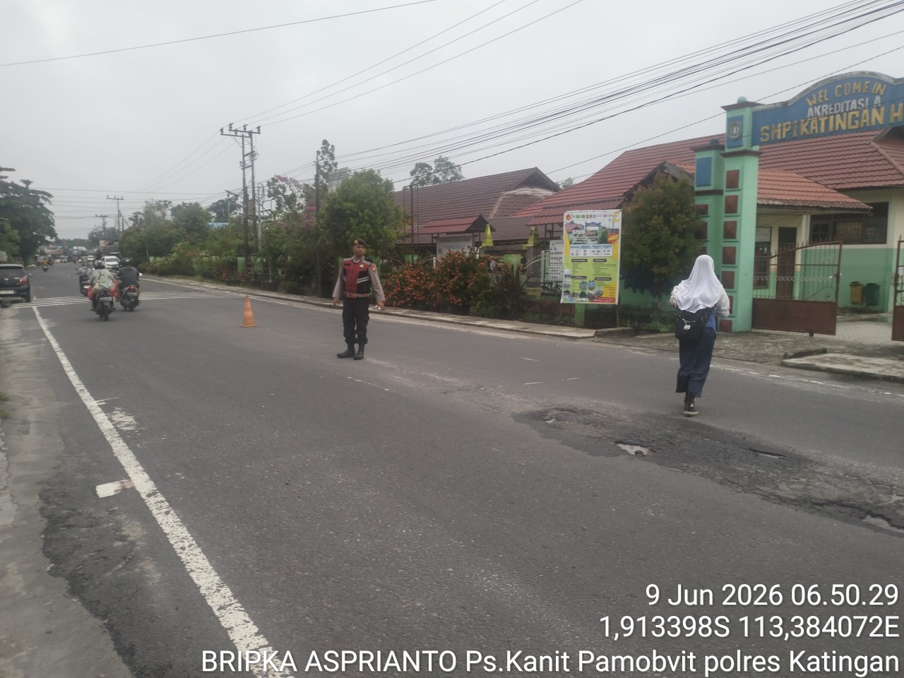 SAT SAMAPTA POLRES KATINGAN LAKSANAKAN PENGATURAN LALU LINTAS PAGI HARI.