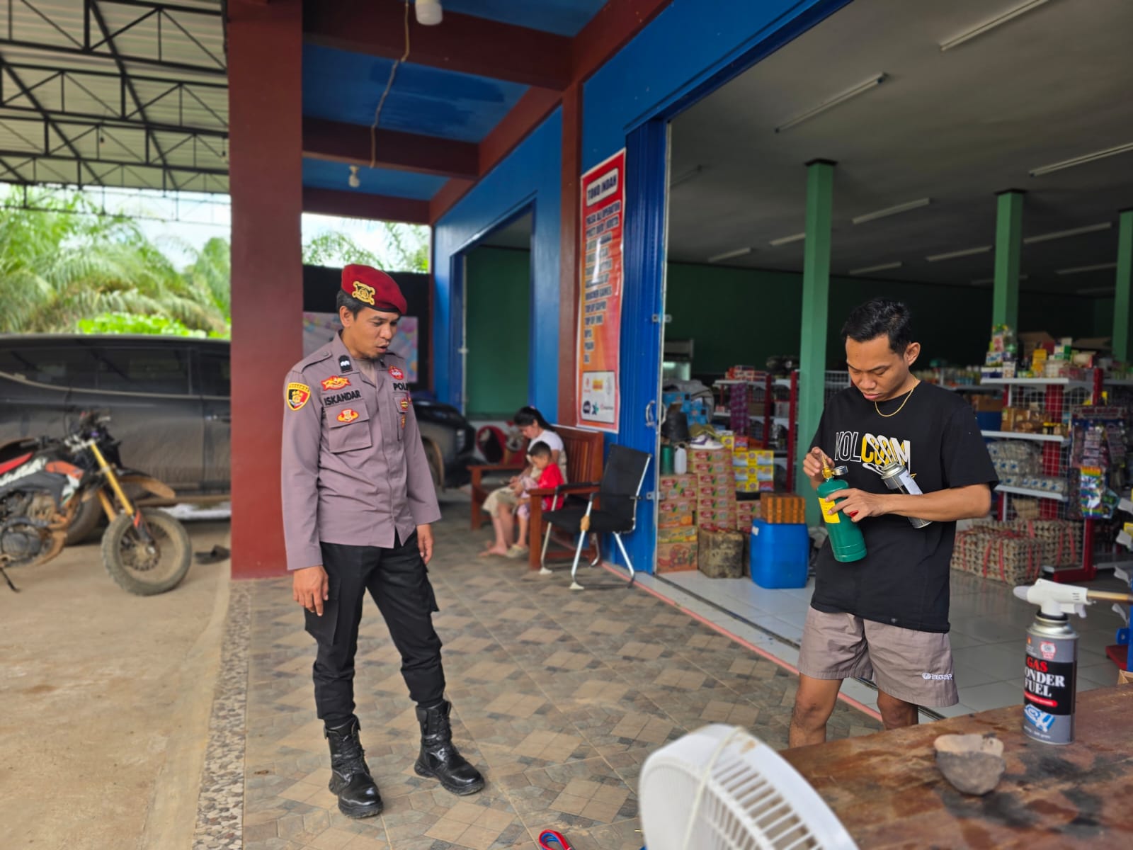 Jemput Informasi Kamtibmas, Polsek Lamandau Sambangi Kawasan Pertokoan