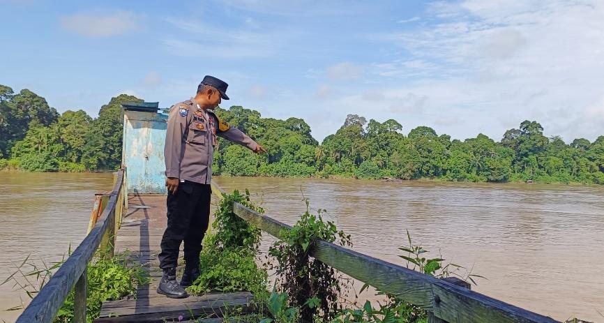 Deteksi Banjir, Polsek Tewang Sangalang Garing dan Pulau Malan Cek Ketinggian Debit Air