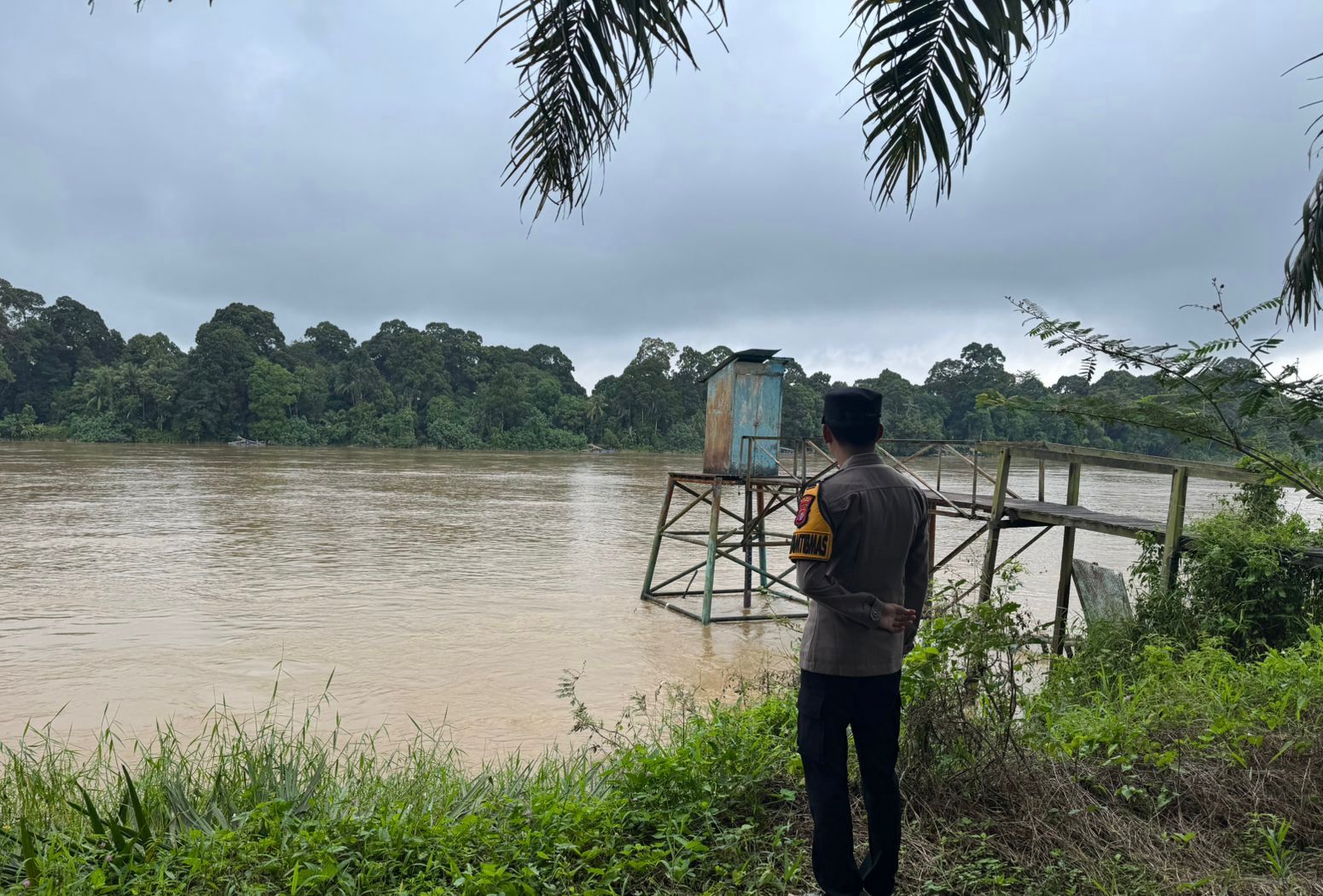 Deteksi Banjir, Polsek Tewang Sangalang Garing dan Pulau Malan Cek Ketinggian Debit Air