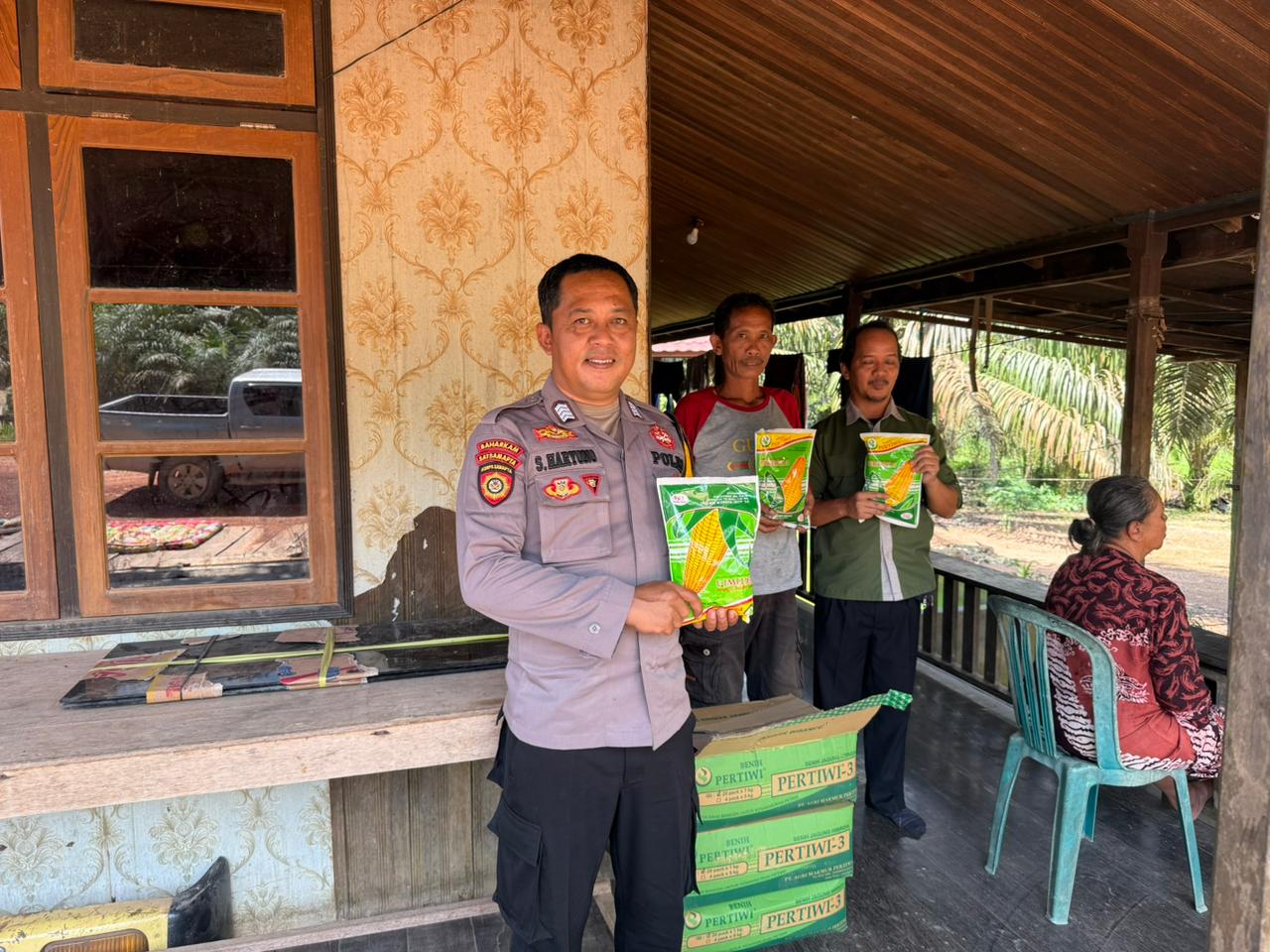 Kawal Program Swasembada Jagung, Bhabinkamtibmas Dampingi Distribusi Bibit kepada Kelompok Tani