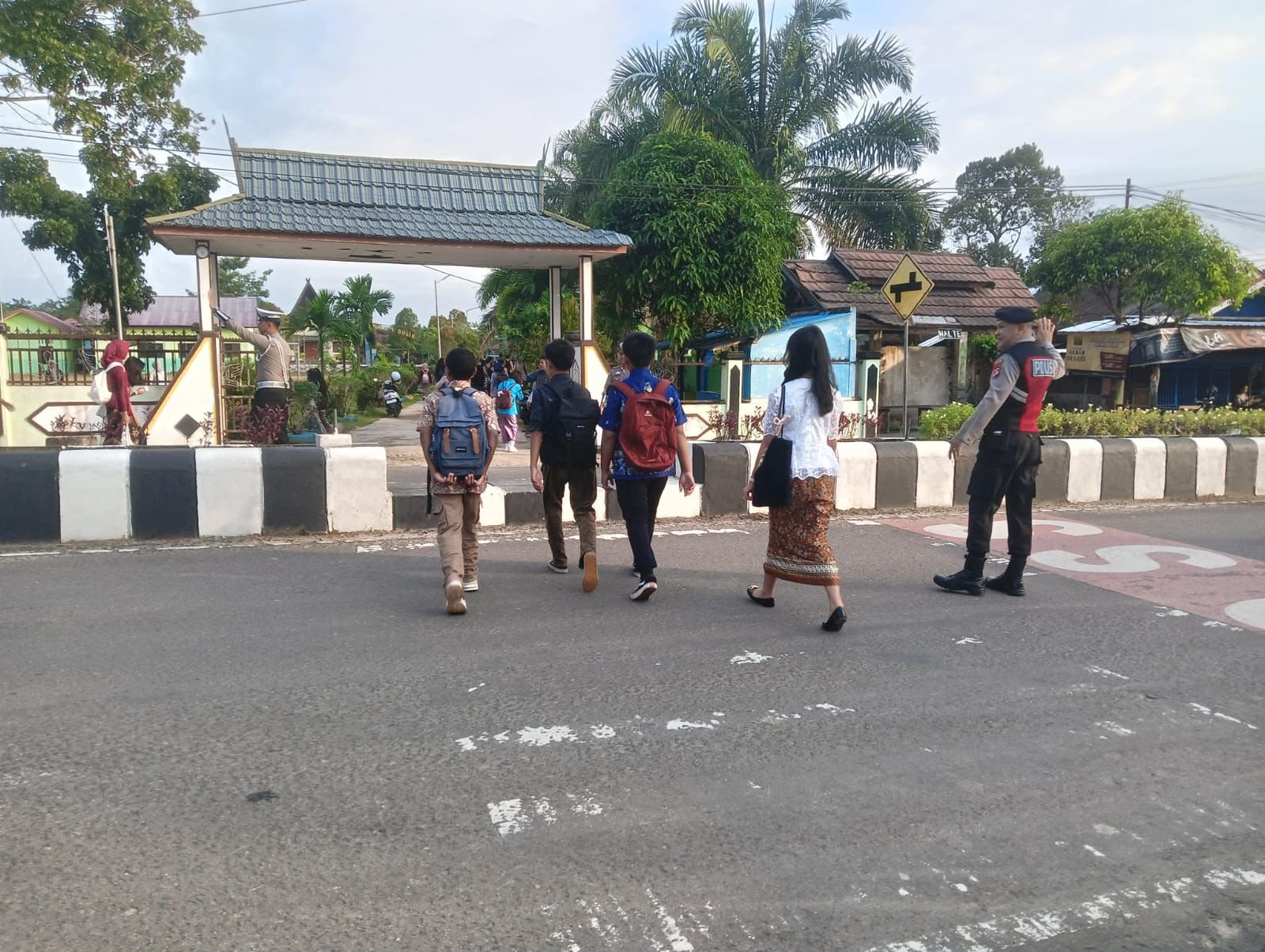Hadir di Pagi Hari, Sat Samapta Bantu Pelajar Menyeberang dan Atur Arus Lalu Lintas