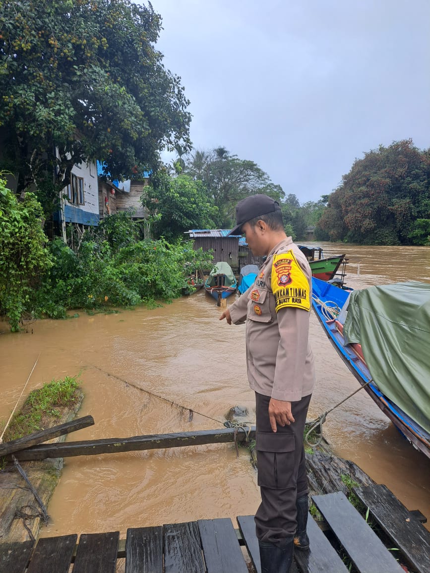 Debit Air terpantau naik, Polsek Katingan Hulu dan Bukit Raya Imbau Warga agar tetap waspada.