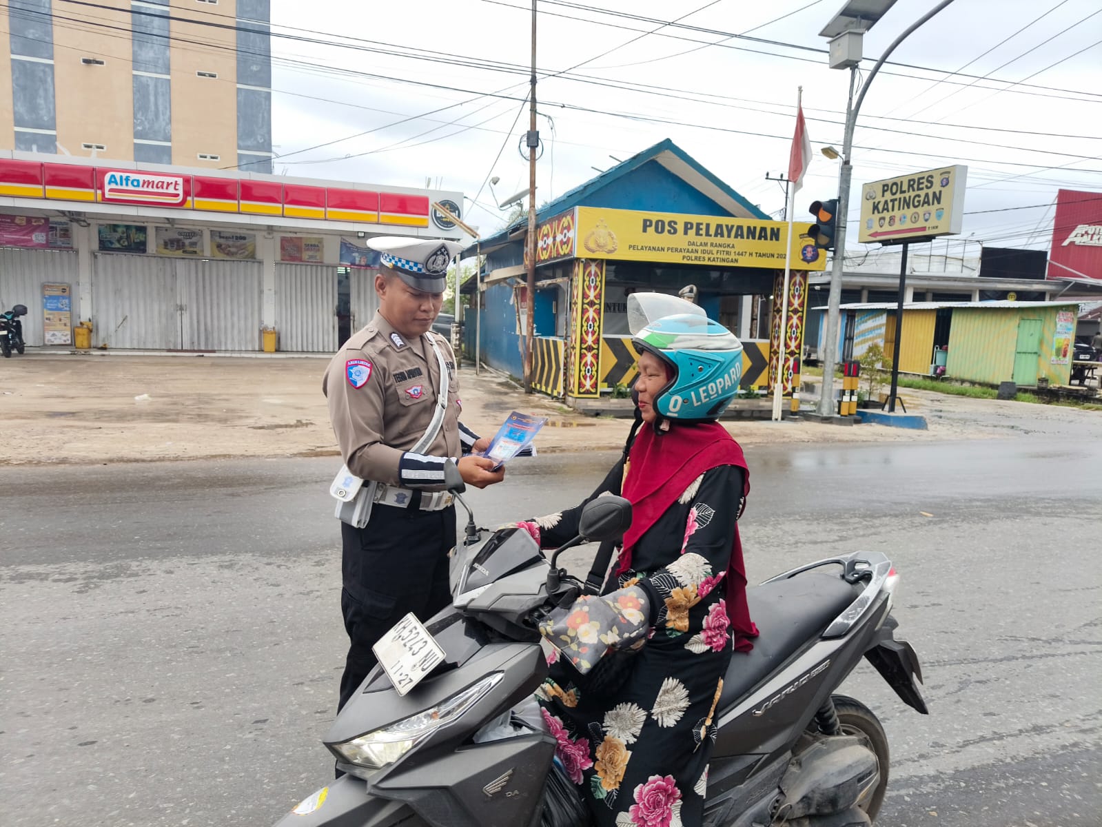 Pembagian Brosur Keselamatan Berlalu Lintas Kepada masyarakat.