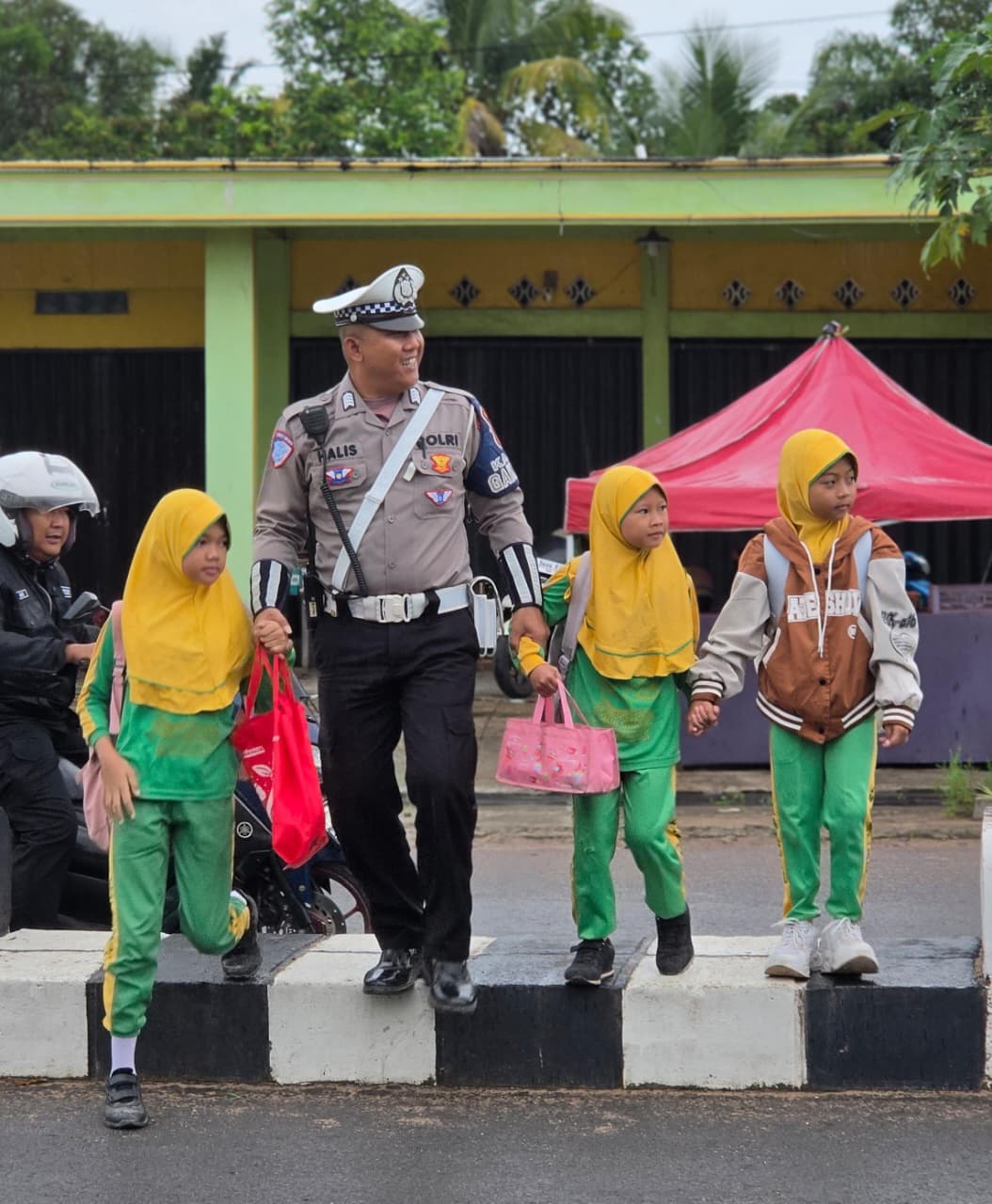 Rintik Hujan, Semangat Pengabdian: Satlantas Polres Lamandau Kawal Pelajar ke Sekolah